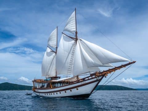 Majik – luxury phinisi yacht for private charter in Indonesia