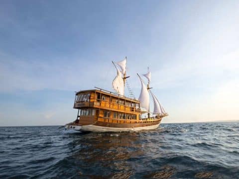 Private luxury yacht charter and liveaboard in South-East Asia with Yachting Experience