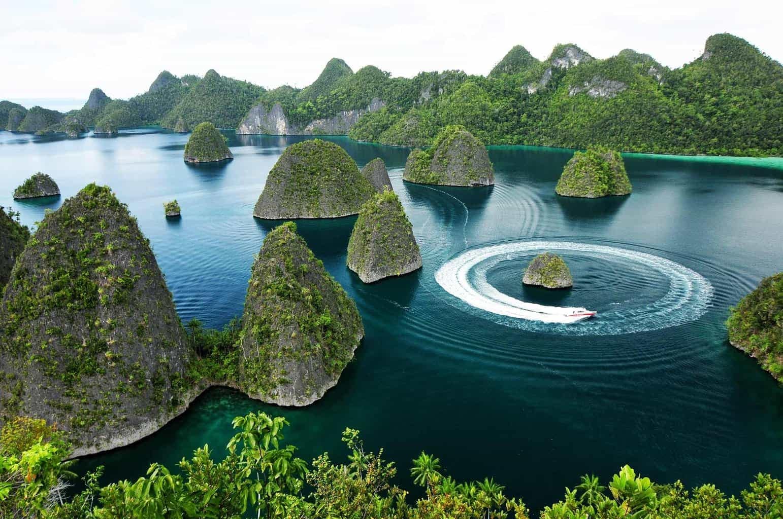 Private luxury yacht charter and liveaboard in South-East Asia with Yachting Experience