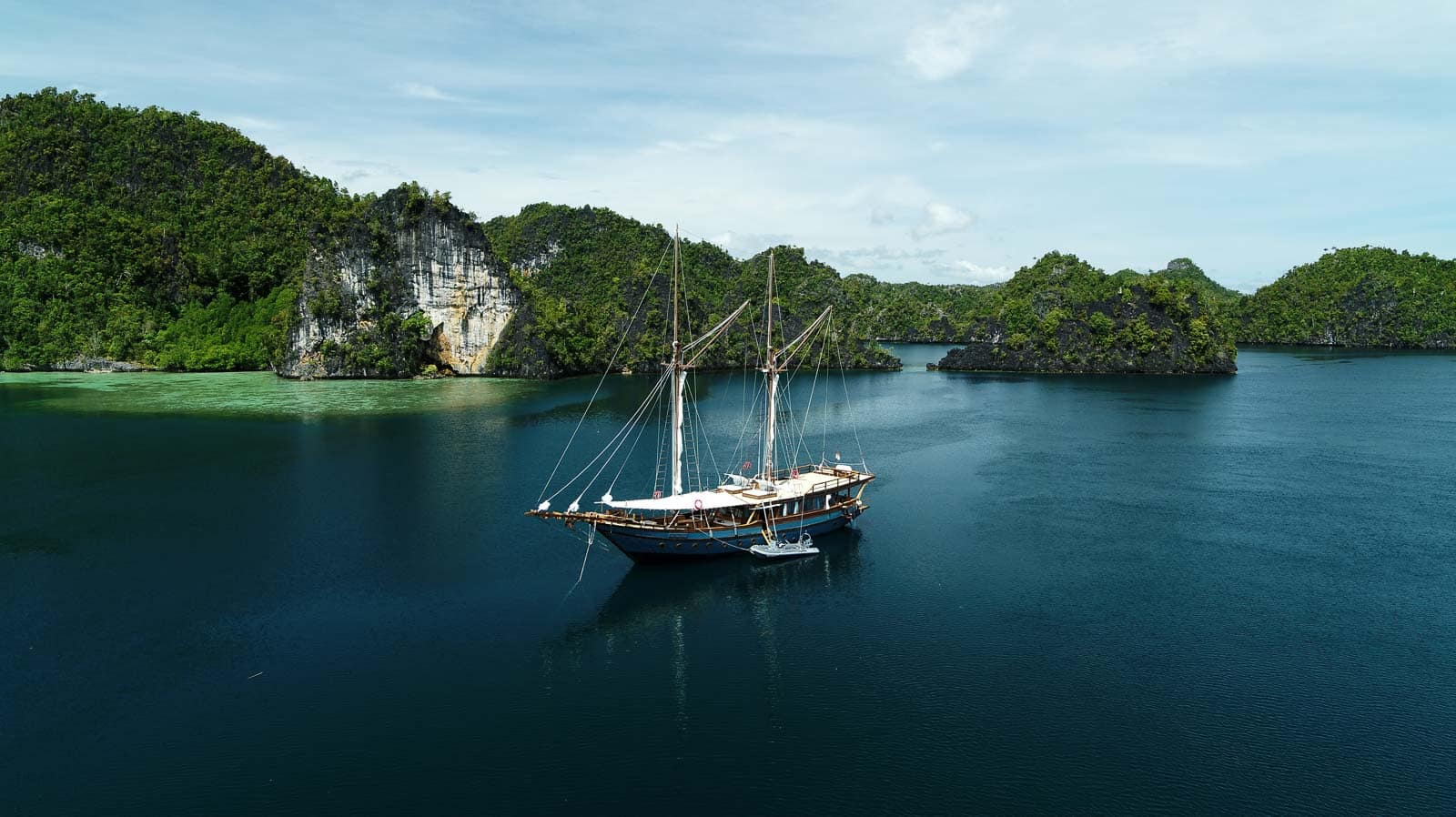Dewata phinisi cruising Indonesian waters — Yachting Experience Indonesia fleet